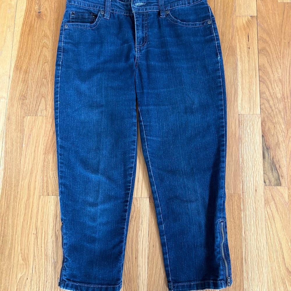 ND weekend, crop with zipper at bottom pant legs, size 6..